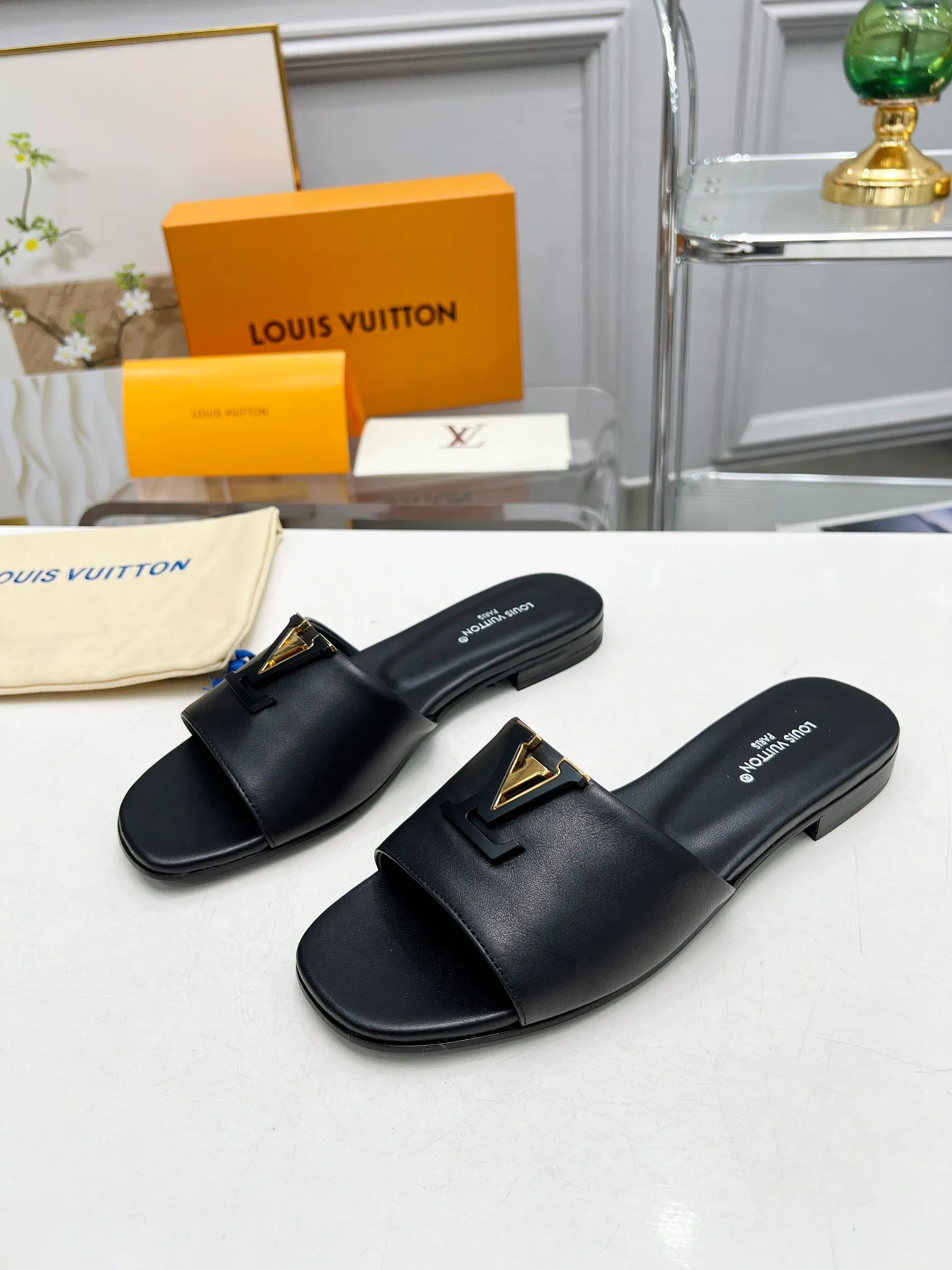 👟👟Ex-factory price 440👟👟Louis Vuitton/Louis Vuitton women's new sandals LV SUNSET COMFORT flat sandals are made of exquisite cowhide and sheepskin lining, the uppers show handicrafts, and are matched with genuine leather soles*@wearing experience. LV logo hardware buckle on upper, size 35-42